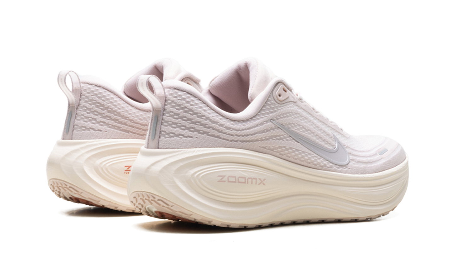 Vomero Plus WMNS"Silt Red Stardust" HV8154 605